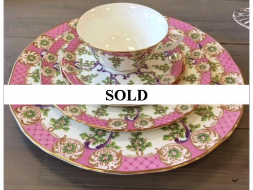 SERVICE FOR 8 ROYAL WORCESTER 5 PC PLACE SETTING $450