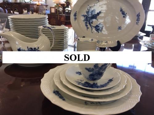 ROYAL COPENHAGEN "BLUE FLOWERS" SERVICE FOR 8 W/ SERVE PIECES $995