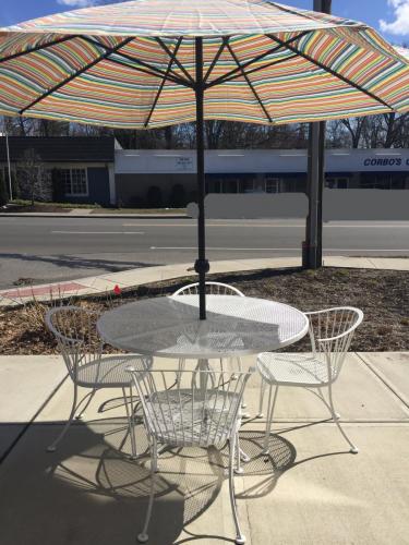 WOODARD MID-CENTURY MODERN RESTORED WHITE WROUGHT IRON 48" ROUND TABLE W/ 4 CHAIRS $795 (Umbrella Not Included)