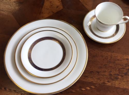 SERVICE FOR 10 ROYAL DOULTON HARLOW PLUS COFFEE POT $550