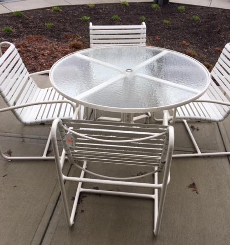 48" ROUND BROWN JORDAN WHITE TABLE W/ 4 CHAIRS RESTORED $795
