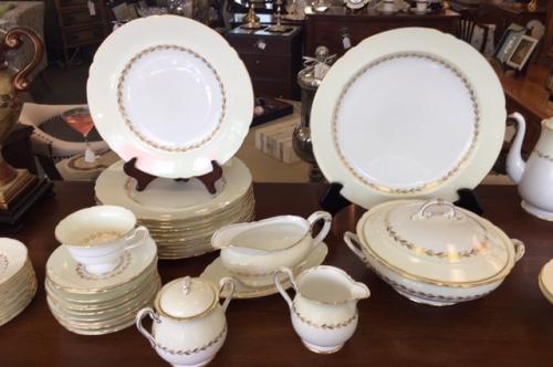 SHELLEY "BRIDAL WREATH" SERVICE FOR 12 PLUS SERVE PIECES $595